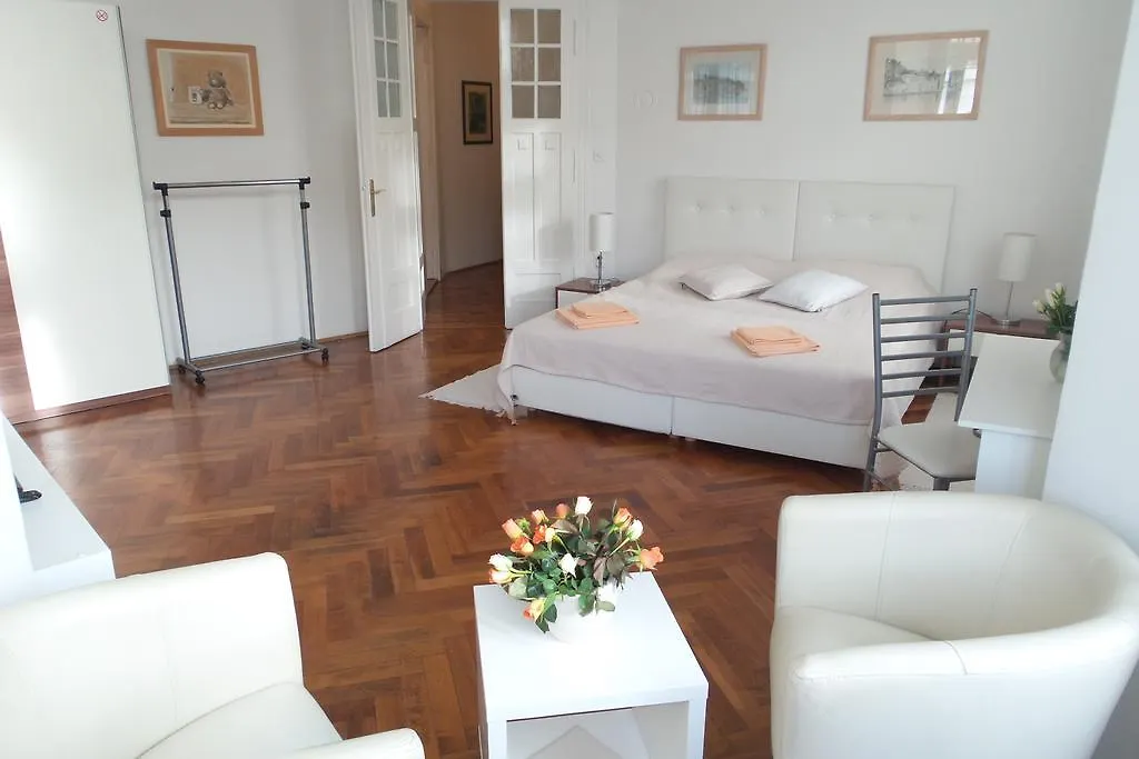 Apartment Sonata Split