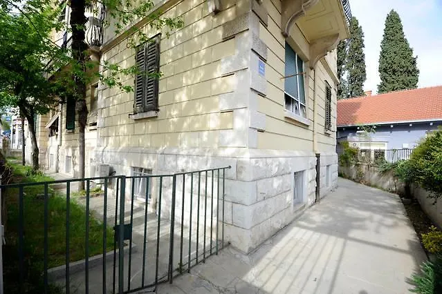 Apartment Sonata Split