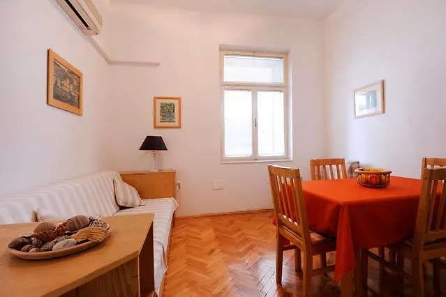 Apartment Sonata Split