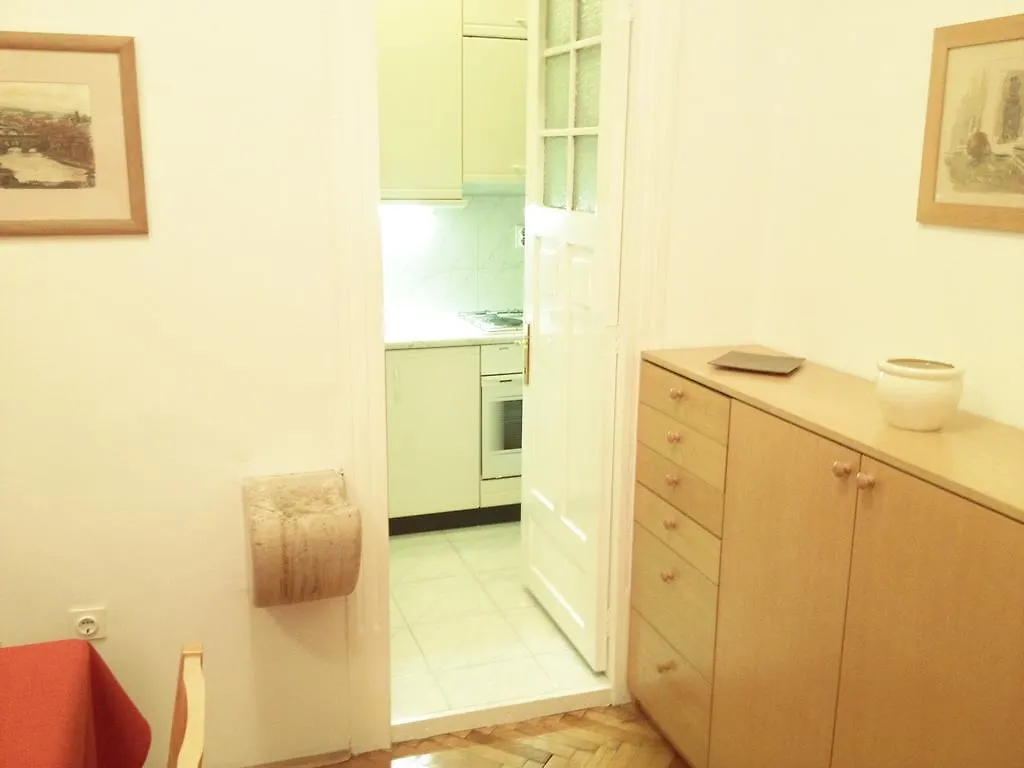 Apartment Sonata Split