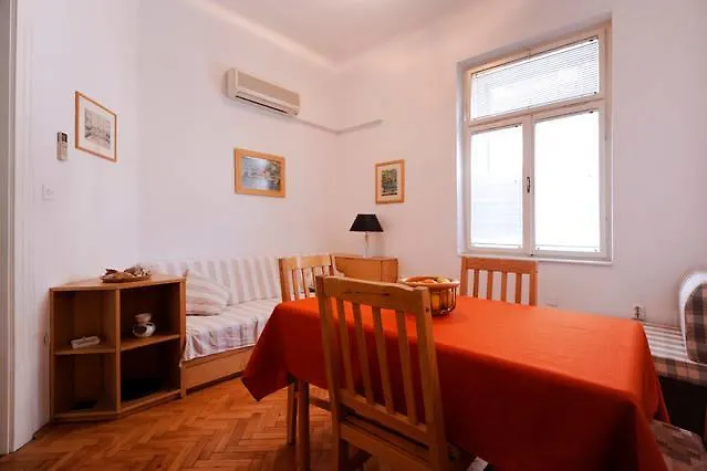 Apartment Sonata Split